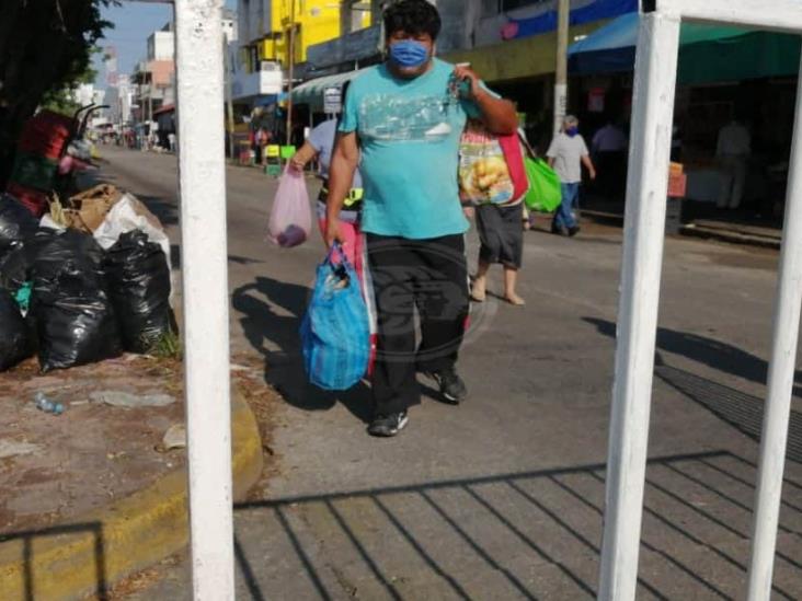 Aplican cierres en calles de Coatzacoalcos; acceso es sólo a pie
