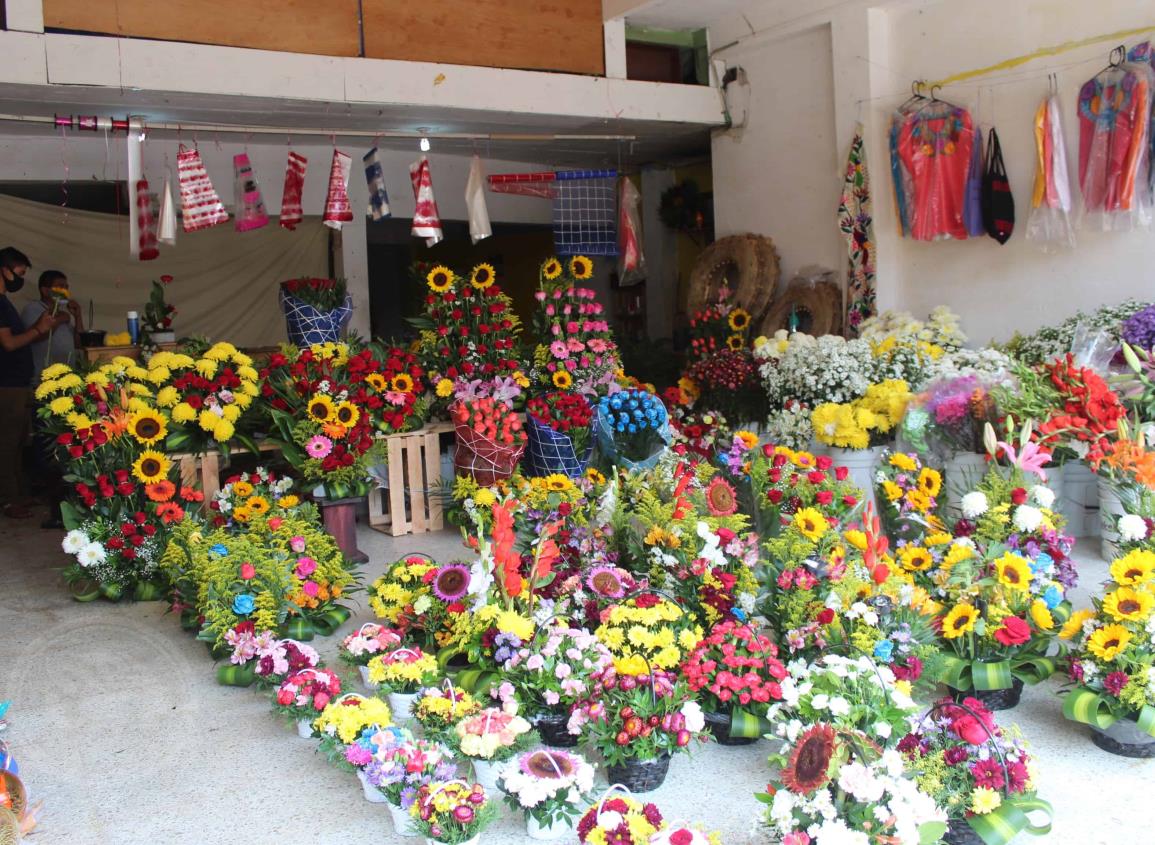 En Agua Dulce, pese a pandemia vendedores de flores esperan vender sus productos