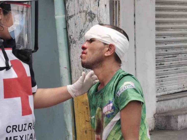 Golpean y amarran a presunto ladrón en calles de Veracruz