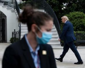 Trump descalifica a sus expertos médicos que advierten por reapertura