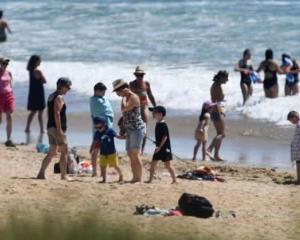 España e Israel reabren sus playas; Francia las vuelve a cerrar