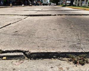 Calles detorioradas en los alrededores del Mercado Morelos