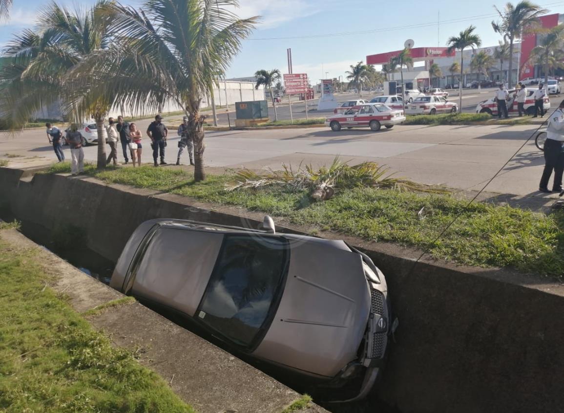 Tras choque, vehículo termina en un canal de Coatzacoalcos