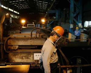 Producción industrial en México se desploma 14.1 por ciento