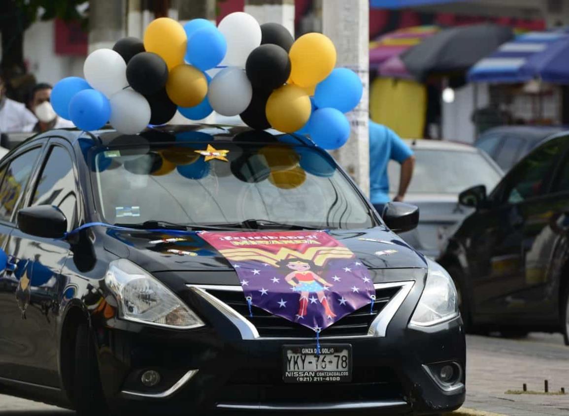 Con caravana de autos celebran graduaciones en Coatzacoalcos