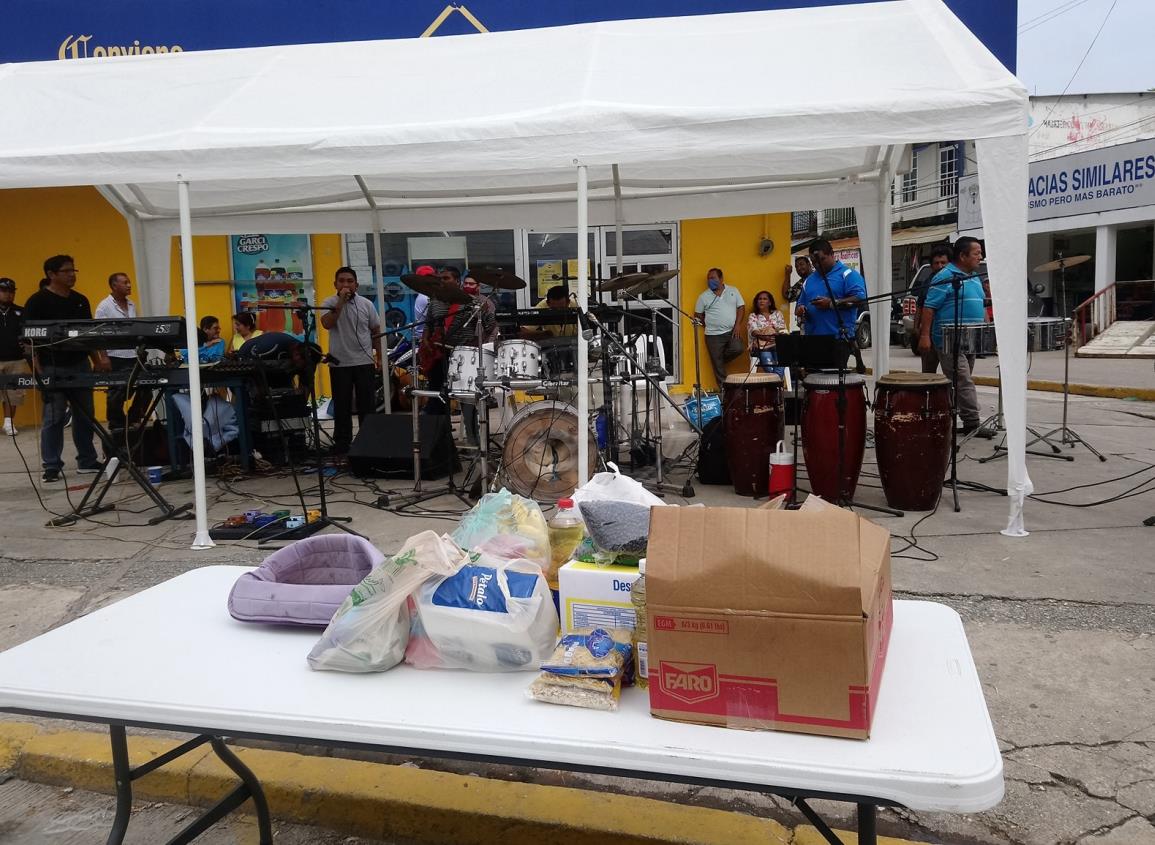 En busca de ingresos, músicos de Las Choapas amenizan la cuarentena