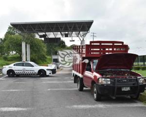 Aseguran camioneta con reporte de robo cerca de caseta de peaje Acayucan