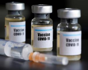 Vacuna de Oxford y AstraZeneca con efectividad del 70.4%