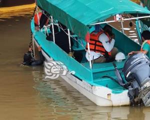 Recuperan lancha de Pemex hundida en el río Coatzacoalcos