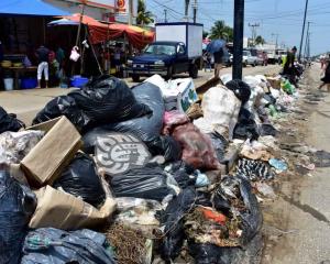Reanudan labores en tiradero de Villa Allende; limpia pública retira basura de Coatza