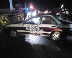 Abandonan el taxi 96 de Oluta en la carretera Transístmica
