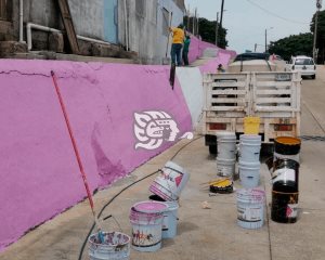 Avanza programa de limpieza y pintura en calles de Coatza