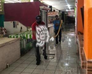 Lavan y desinfectan  el mercado J. Bermúdez en Nanchital