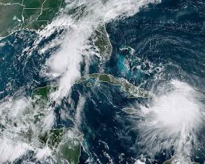Marco se fortalece y se convierte en huracán en el Golfo de México
