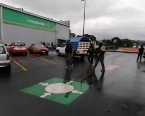Secuestran a 2 hombres y 1 mujer en centro comercial de Huatusco