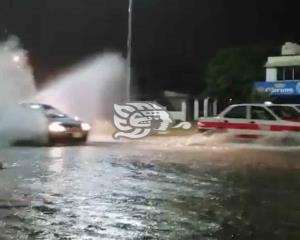 Lluvias inundan en instantes las calles de Minatitlán