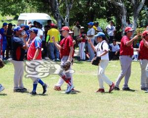 En Jáltipan autoridades permiten juego de beisbol sin medidas de seguridad