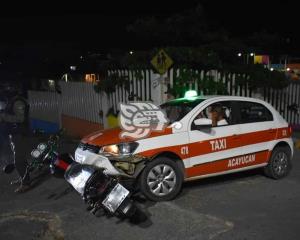 Motociclista choca contra taxi en barrio San Diego de Acayucan