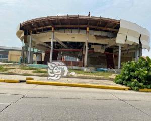 Agoniza plaza comercial de Coatzacoalcos; desmantelan restaurante