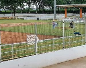 Rehabilitan instalaciones deportivas en Acayucan