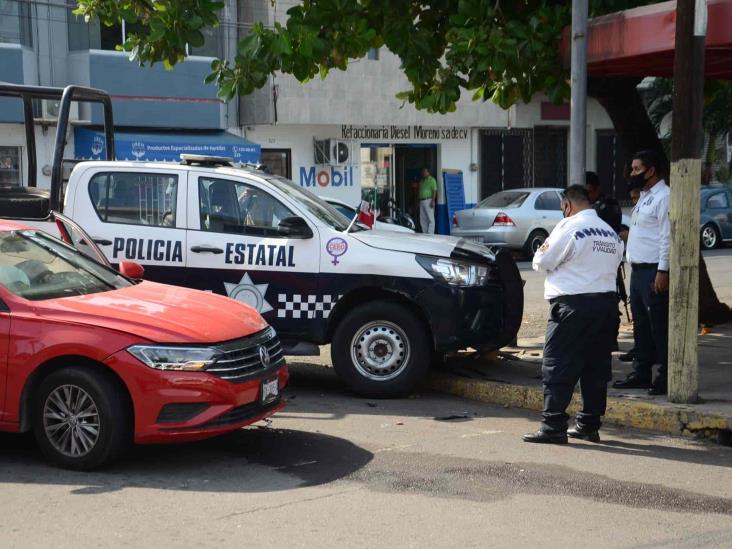 Se registra aparatoso choque entre patrulla de policía estatal y vehículo particular