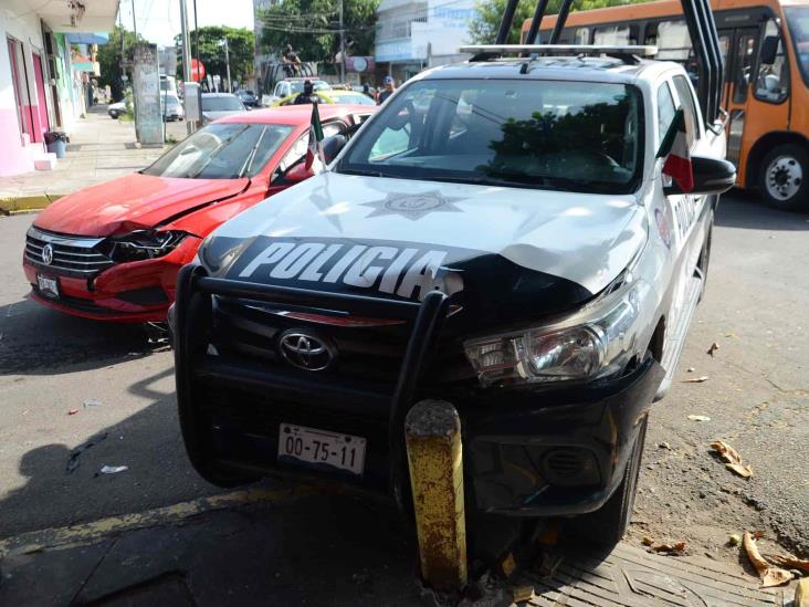 Se registra aparatoso choque entre patrulla de policía estatal y vehículo particular