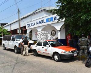 En Acayucan, interviene Policía Naval a taxista por tráfico de migrantes