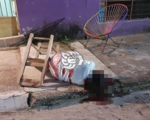 Ejecutan a mujer en Minatitlán mientras descansaba afuera de vivienda