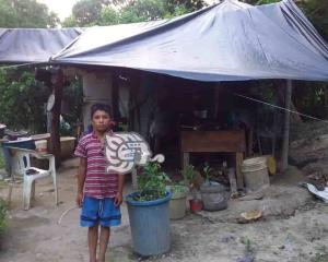 En Moloacán, niño pide apoyo para mejorar su vivienda