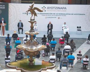 Por Ayotzinapa, hay órdenes de aprehensión contra militares: Obrador