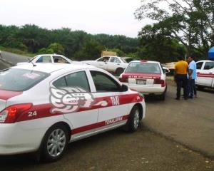 Taxistas serranos ponen reten para evitar les quiten el pasaje en Mecayapan