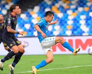 ‘Chucky’ Lozano anotó dos goles con Napoli ante Genoa
