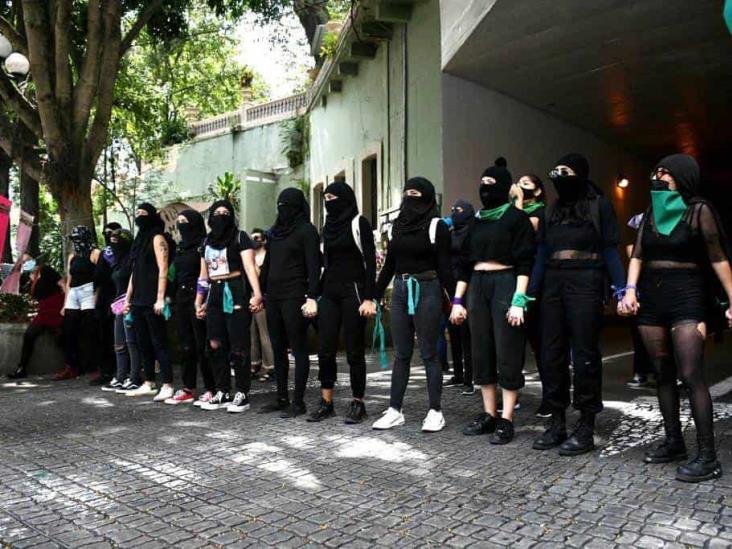 Marchan en pro del aborto en capital de Veracruz bajo despliegue de  antimotines