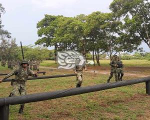 Adiestran a nuevos miembros de las Fuerzas Armadas en Minatitlán
