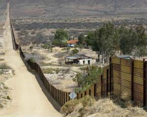 México y EU extienden otro mes restricciones en la frontera por covid-19