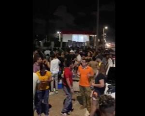 Fiesta, alcohol y golpes en el Malecón de Coatzacoalcos, en plena contingencia