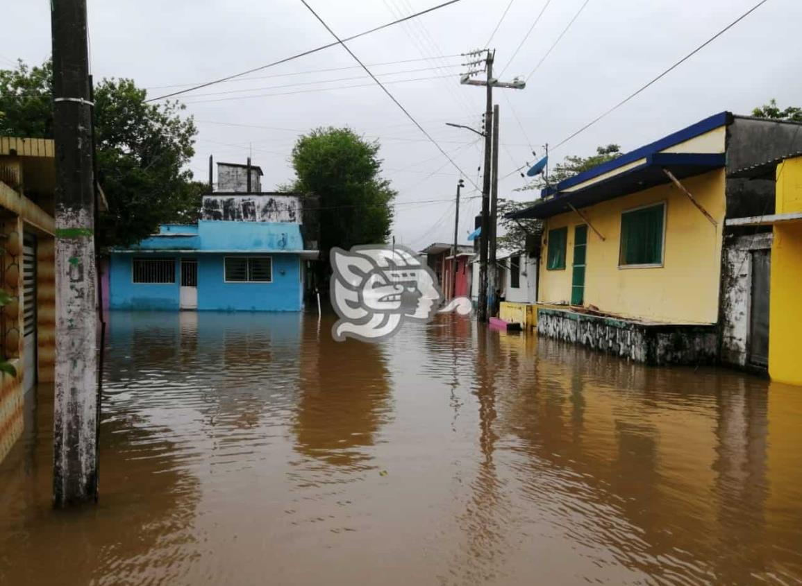 Zonas bajas de Las Choapas permanecen inundadas por desbordamiento de arroyos 