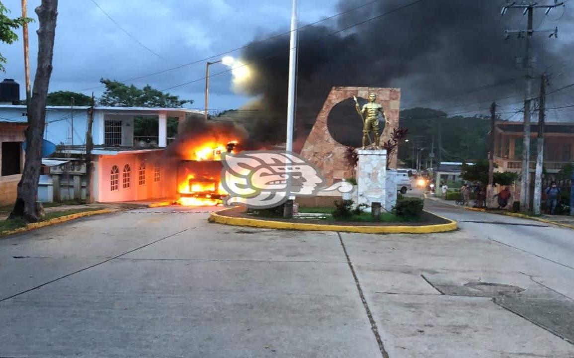 Se incendia unidad de alumbrado público en Cosoleacaque