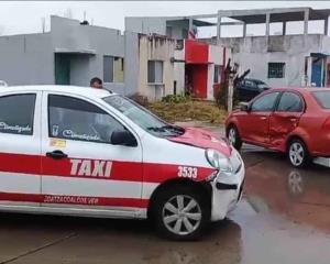 Vehículo particular y taxi chocaron en el fraccionamiento Paraíso Las Dunas