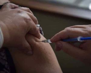 Hospitalizan a doctora en NL por reacción a vacuna vs covid