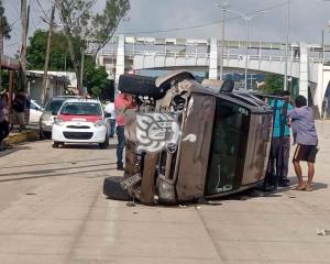 Aparatoso accidente en acceso a Coatzacoalcos; dos lesionados
