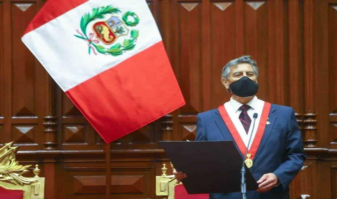 Nuevo presidente de Perú toma protesta a su gabinete
