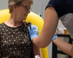 Llama OMS a no pisotear a los más pobres en la estampida por la vacuna
