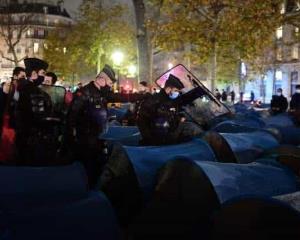 Policía parisina dispersa campamento de migrantes con gas lacrimógeno