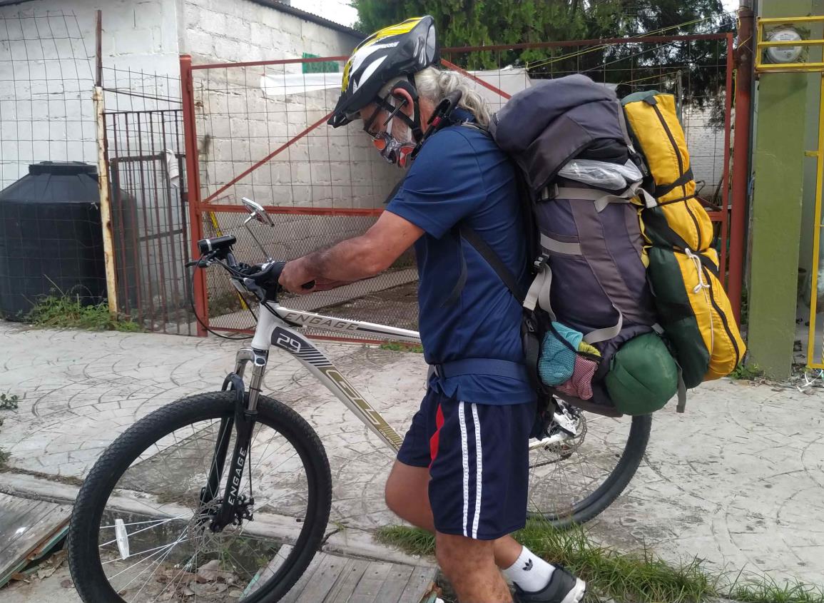 Escritor recorre en bicicleta norte de Veracruz para cazar historias