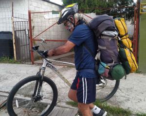 Escritor recorre en bicicleta norte de Veracruz para cazar historias