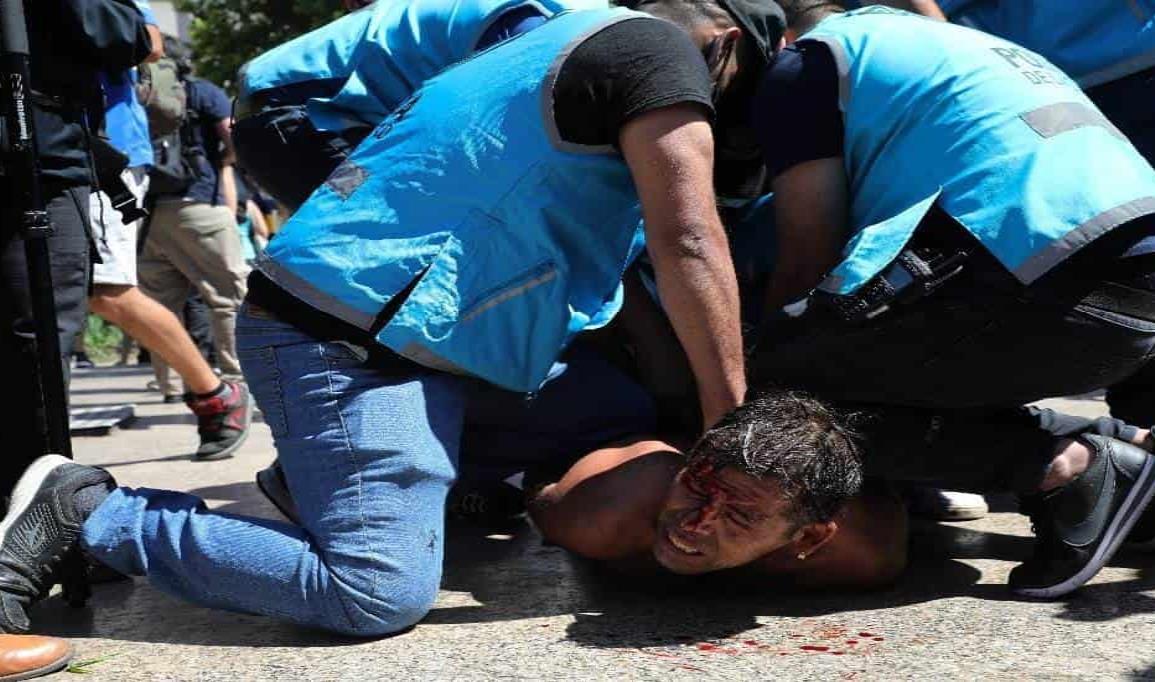Retiran féretro de Maradona tras choques entre policía y aficionados