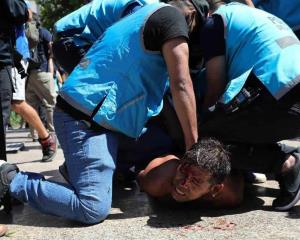 Retiran féretro de Maradona tras choques entre policía y aficionados