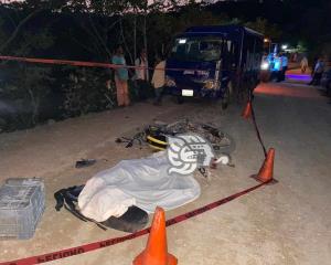 Muere motociclista al chocar con una camioneta de jugos en Jáltipan