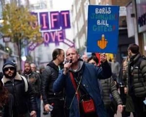Cientos protestan contra las restricciones Covid-19 en Londres